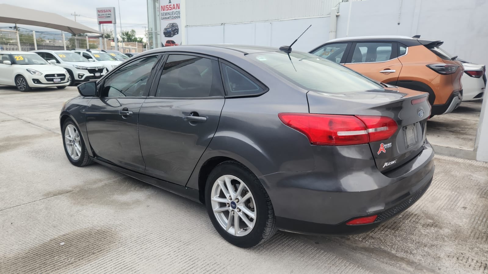 2016 Ford Focus 4 pts. SE, TM5, a/ac., f. niebla, RA-16