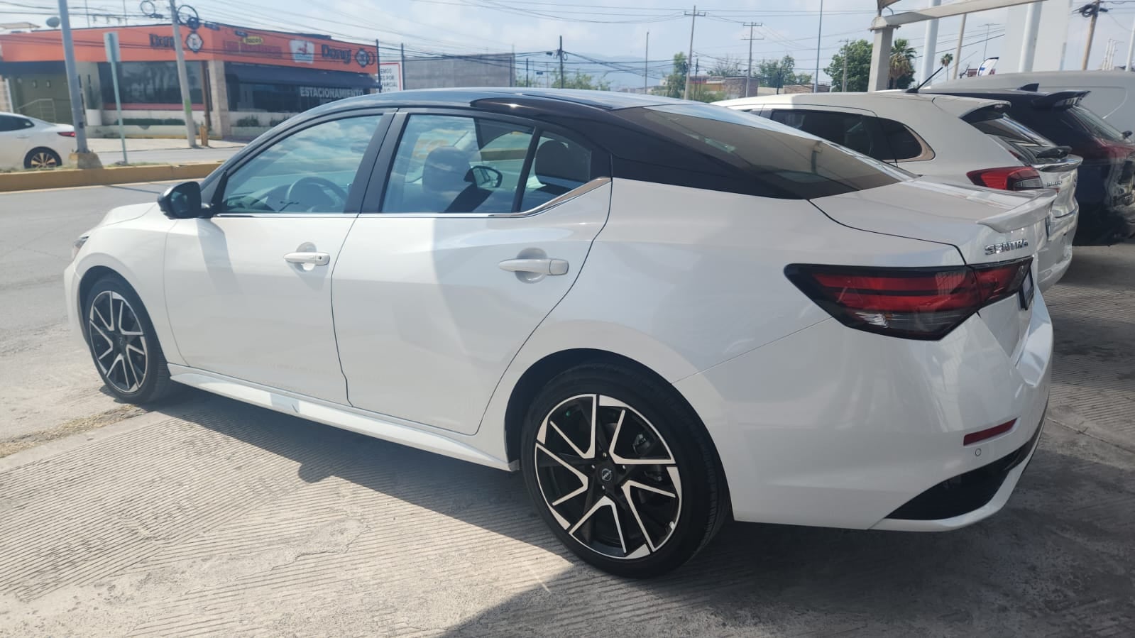 2025 Nissan Sentra 4 pts. SR Platinum, TA, a/ac. Aut., piel, QC, s. Bose, f. led, RA-18 (línea anterior)