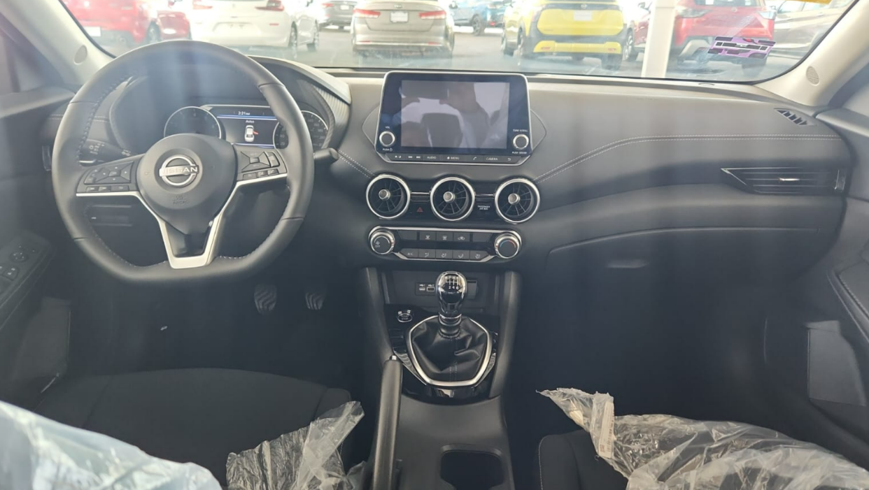 2025 Nissan Sentra 4 pts. Advance, TM6, a/ac., f. niebla, RA-16 (línea anterior)