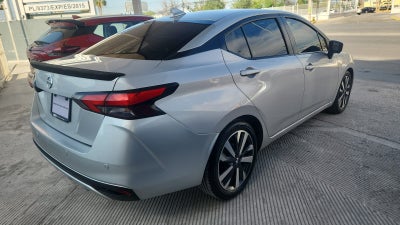 2020 Nissan Versa 4 pts. Platinum, TA, a/ac. Aut., VE, piel, GPS, f. led, RA-17 (línea nueva)