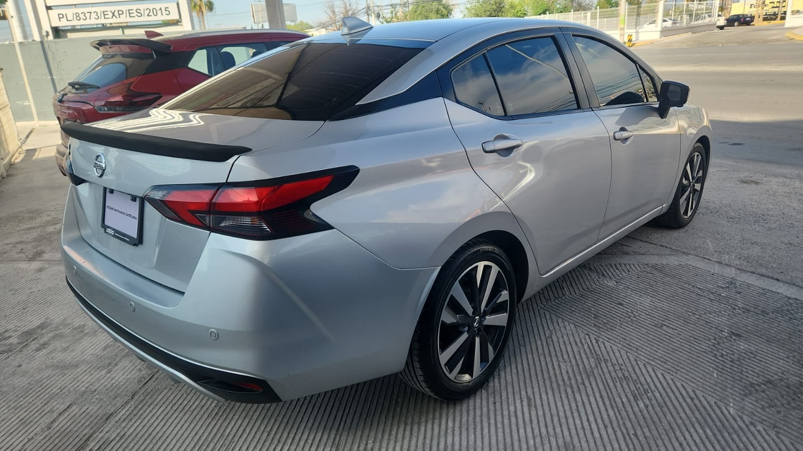2020 Nissan Versa 4 pts. Platinum, TA, a/ac. Aut., VE, piel, GPS, f. led, RA-17 (línea nueva)