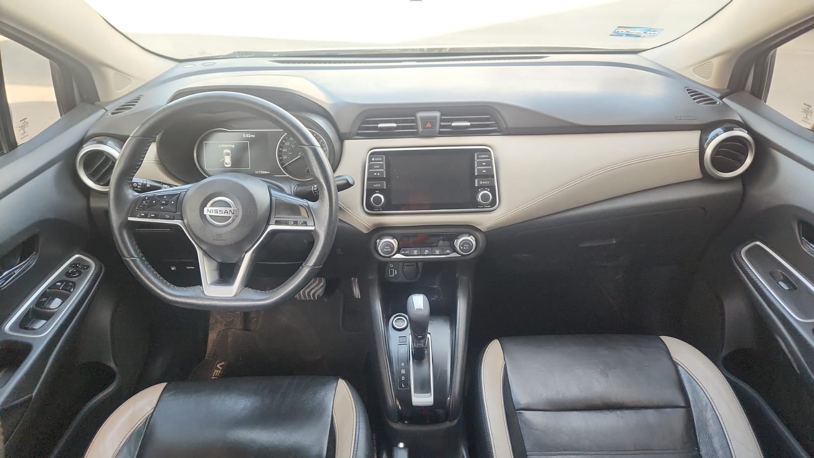 2020 Nissan Versa 4 pts. Platinum, TA, a/ac. Aut., VE, piel, GPS, f. led, RA-17 (línea nueva)