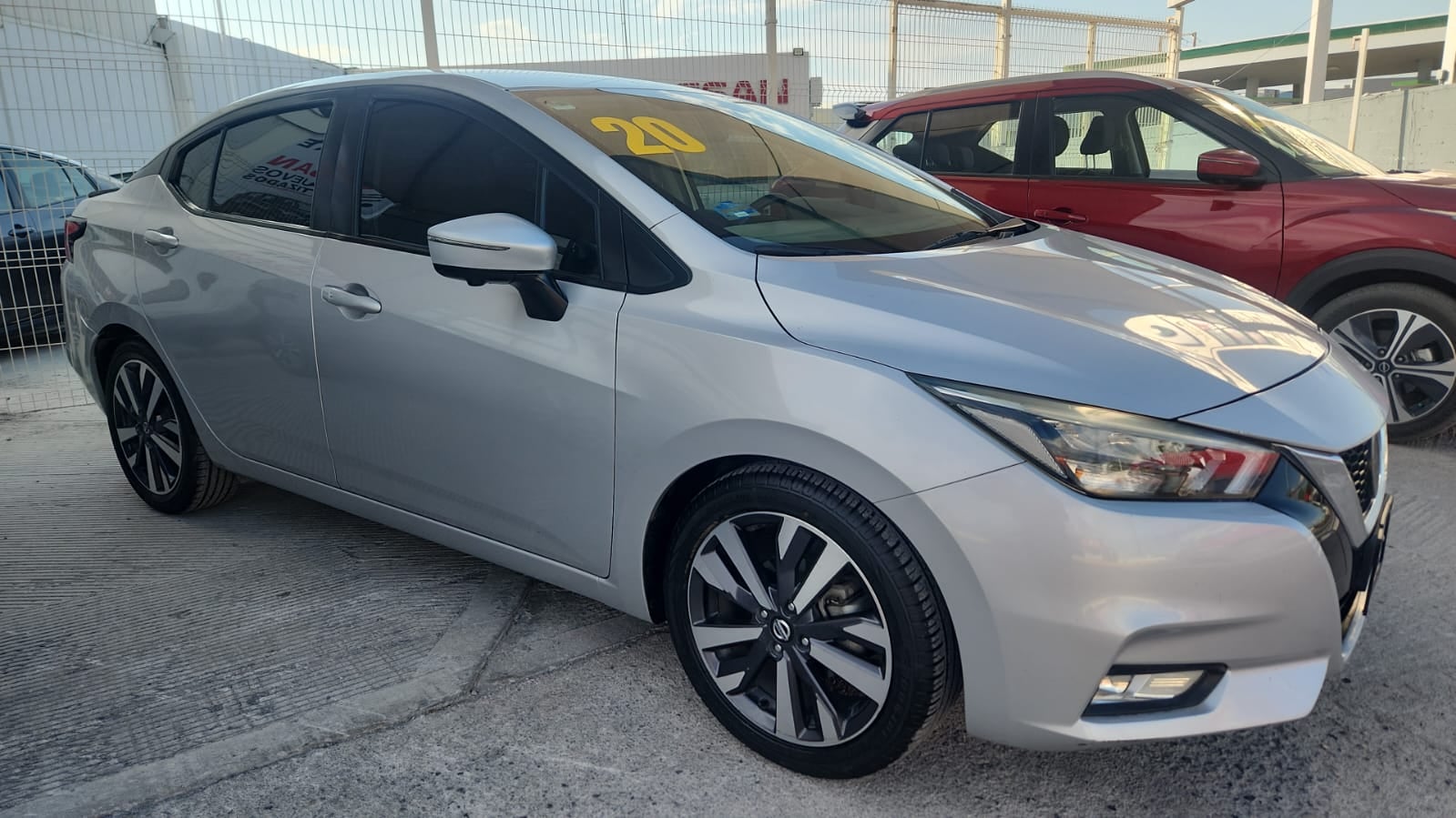 2020 Nissan Versa 4 pts. Platinum, TA, a/ac. Aut., VE, piel, GPS, f. led, RA-17 (línea nueva)