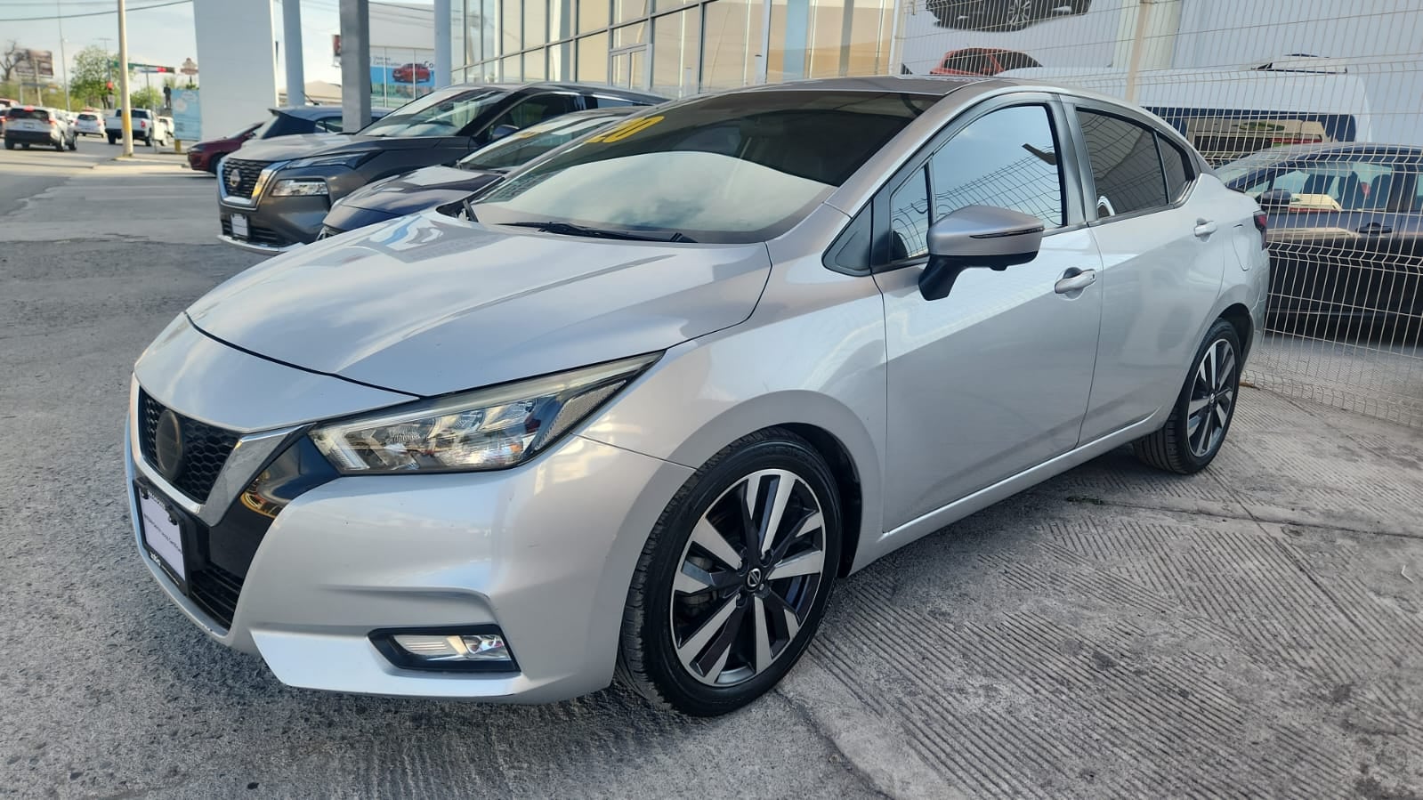 2020 Nissan Versa 4 pts. Platinum, TA, a/ac. Aut., VE, piel, GPS, f. led, RA-17 (línea nueva)