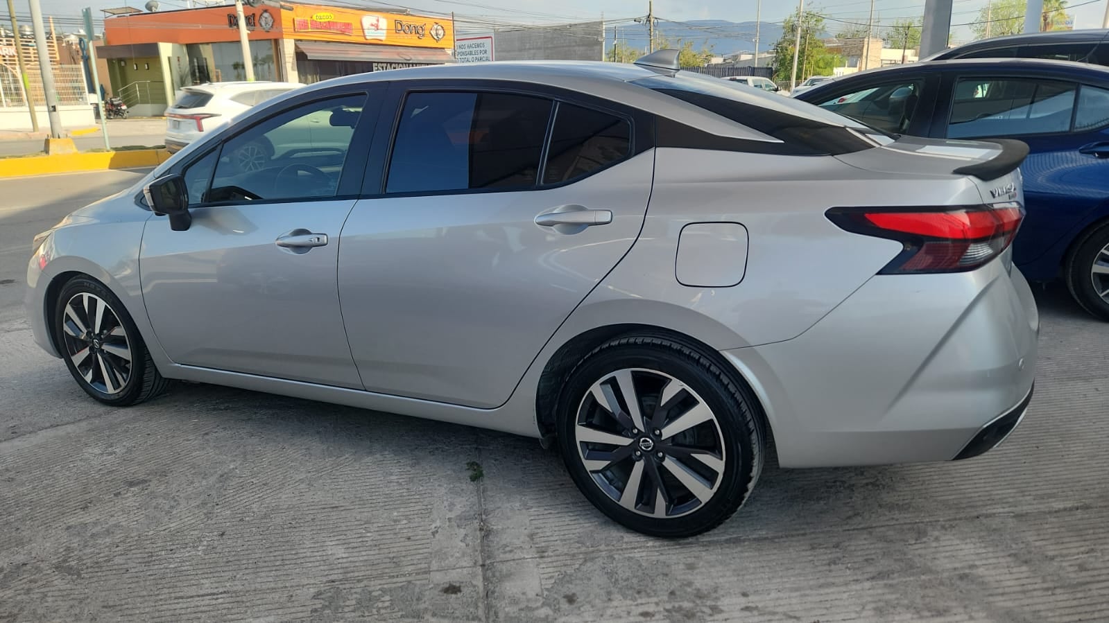 2020 Nissan Versa 4 pts. Platinum, TA, a/ac. Aut., VE, piel, GPS, f. led, RA-17 (línea nueva)