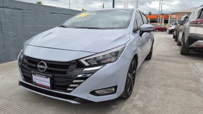 2024 Nissan Versa 4 pts. Exclusive, TA, a/ac. Aut., piel, f. niebla, f. led, RA-17