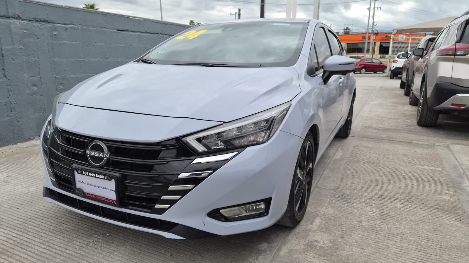 2024 Nissan Versa 4 pts. Exclusive, TA, a/ac. Aut., piel, f. niebla, f. led, RA-17