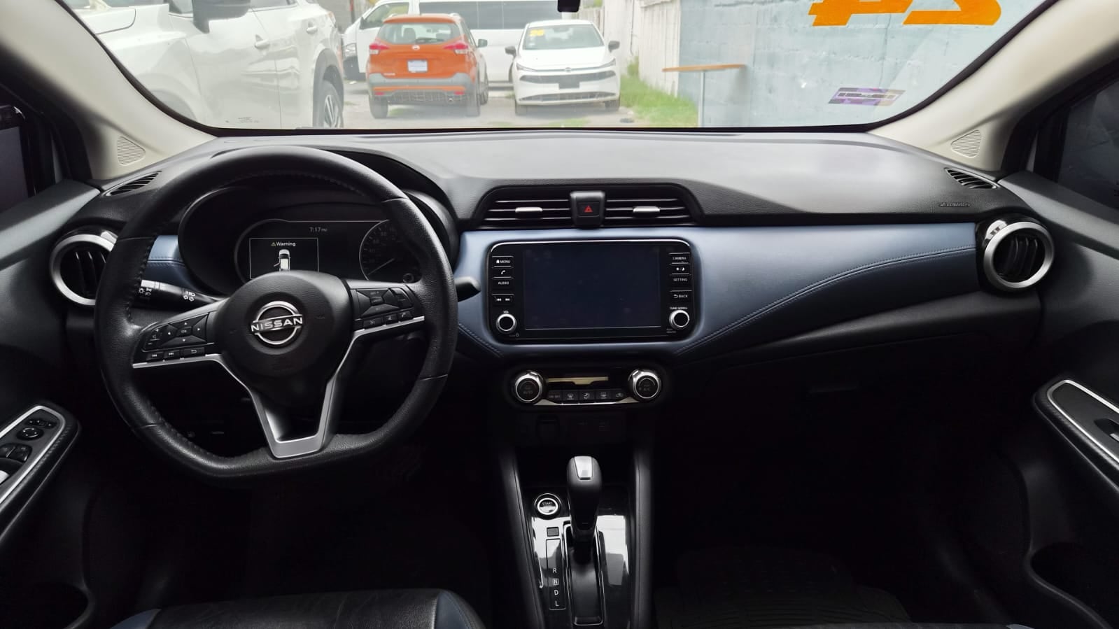 2024 Nissan Versa 4 pts. Exclusive, TA, a/ac. Aut., piel, f. niebla, f. led, RA-17