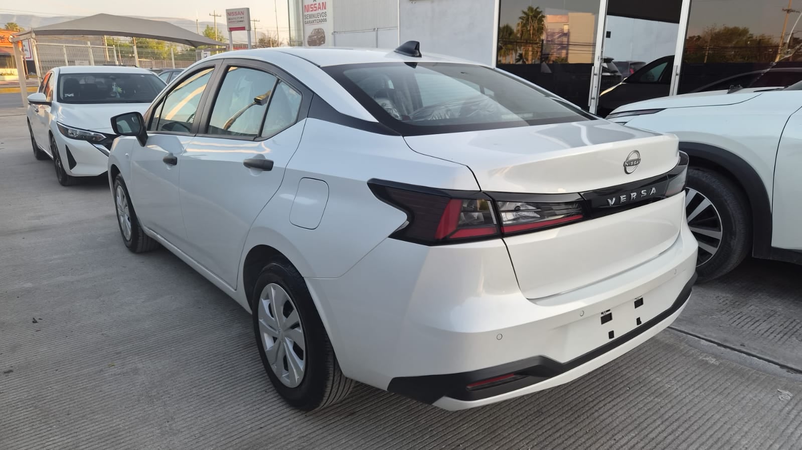 2026 Nissan Versa 4 pts. Sense, TM5, a/ac., R-15 (cambio de línea)