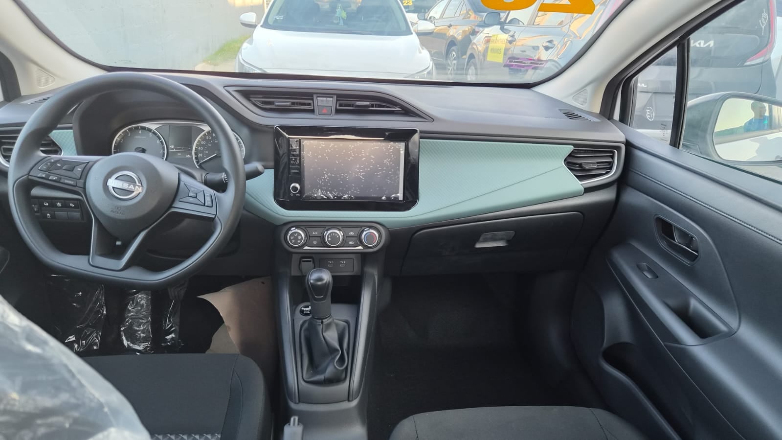 2026 Nissan Versa 4 pts. Sense, TM5, a/ac., R-15 (cambio de línea)