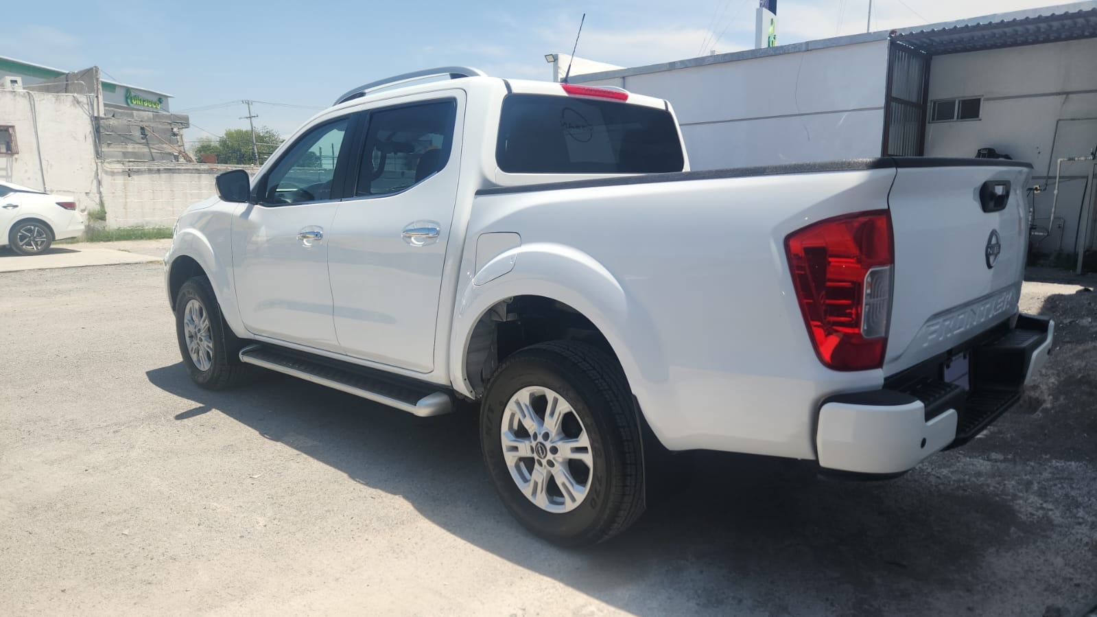 2024 Nissan Comerciales Frontier y NP 300 Frontier Pick-Up Frontier LE automatica