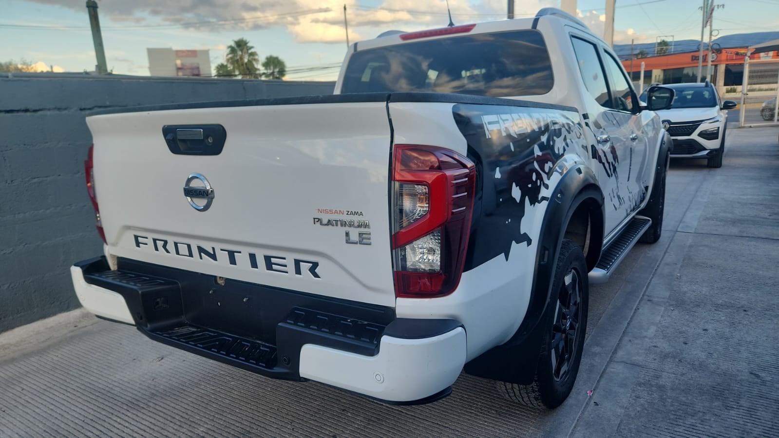 2022 Nissan Comerciales Frontier y NP 300 Frontier Pick-Up 4 pts. Frontier Platinum LE, Doble Cab., L4, 2.5l, TA, a/ac., piel, f. led, RA-18