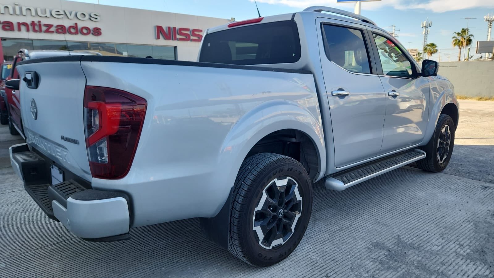 2025 Nissan Comerciales Frontier y NP 300 Frontier Pick-Up 4 pts. Frontier Platinum LE, Doble Cab., L4, 2.5l, TA, a/ac., piel, f. led, RA-18