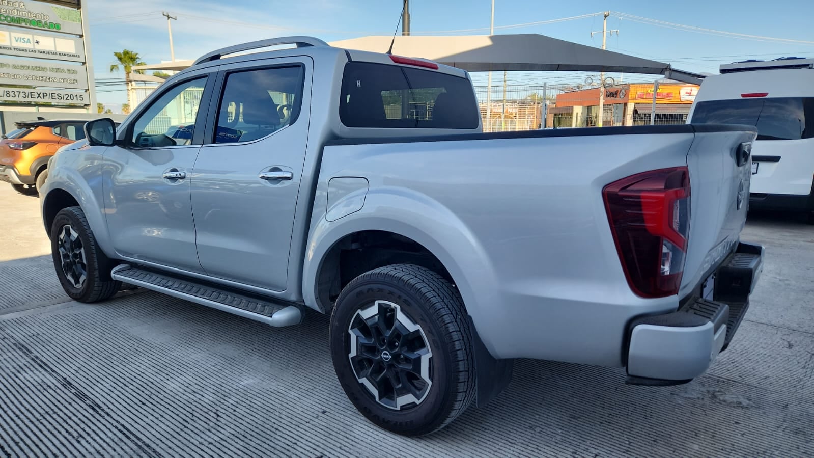 2025 Nissan Comerciales Frontier y NP 300 Frontier Pick-Up 4 pts. Frontier Platinum LE, Doble Cab., L4, 2.5l, TA, a/ac., piel, f. led, RA-18