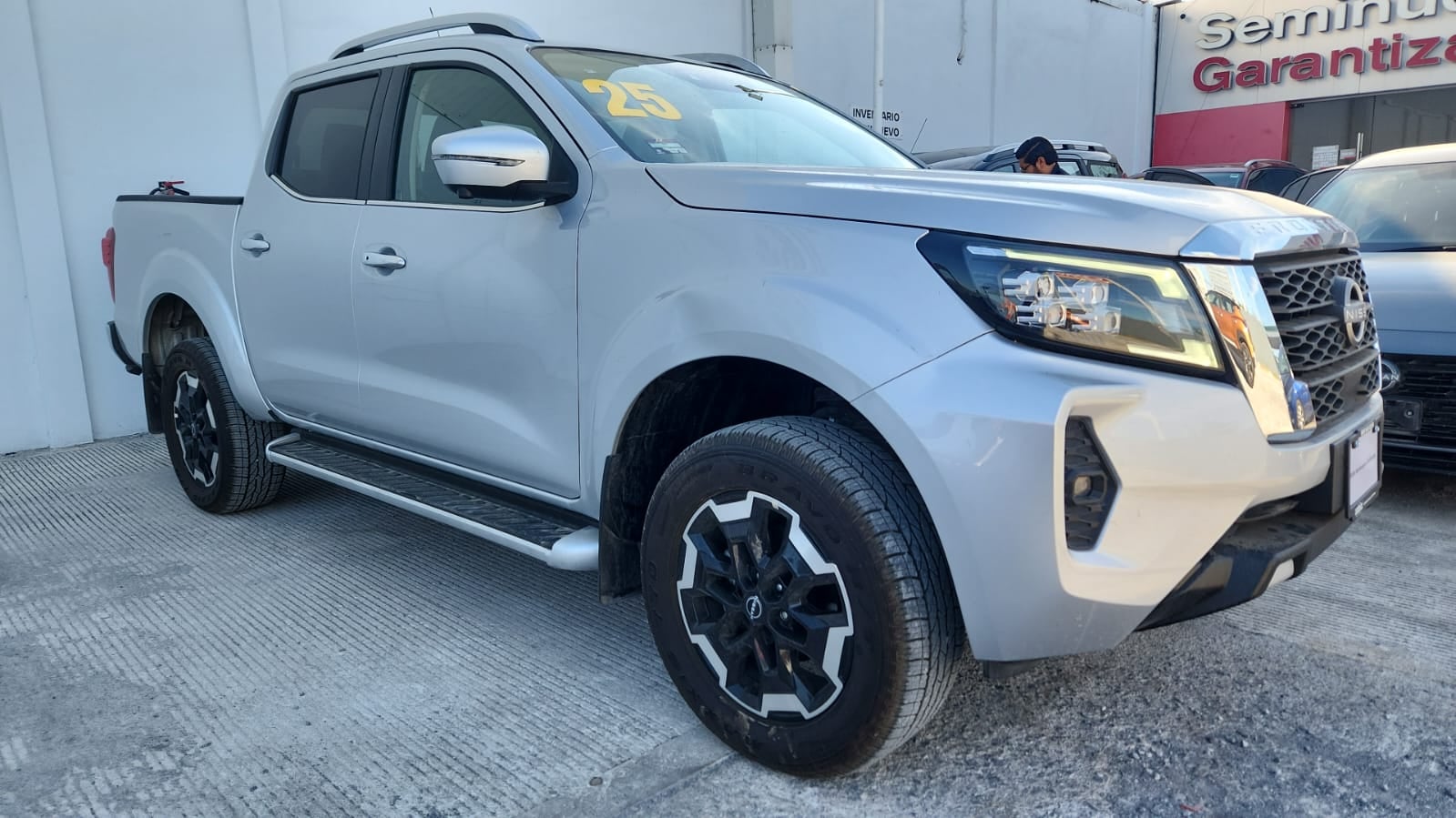 2025 Nissan Comerciales Frontier y NP 300 Frontier Pick-Up 4 pts. Frontier Platinum LE, Doble Cab., L4, 2.5l, TA, a/ac., piel, f. led, RA-18