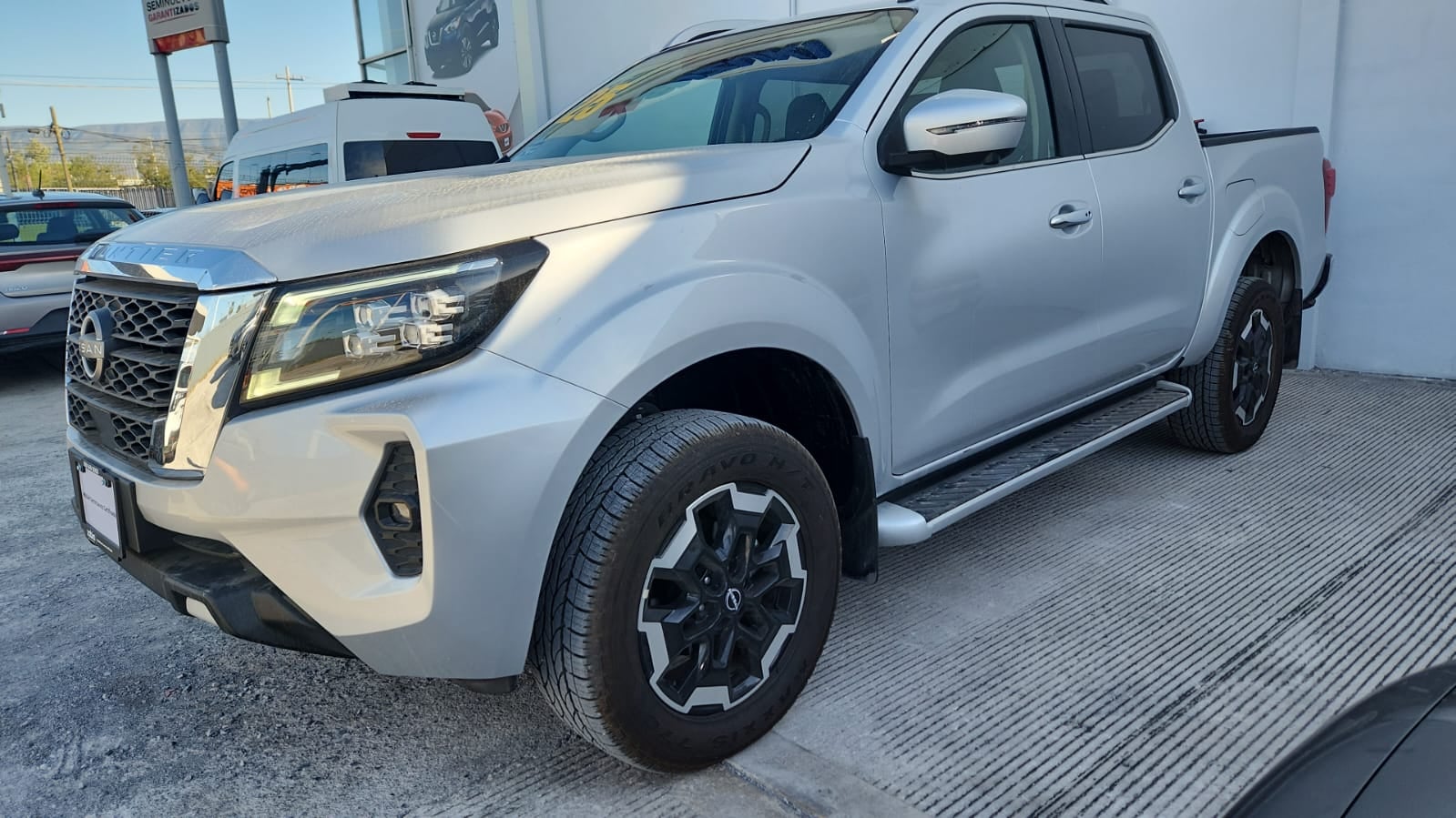 2025 Nissan Comerciales Frontier y NP 300 Frontier Pick-Up 4 pts. Frontier Platinum LE, Doble Cab., L4, 2.5l, TA, a/ac., piel, f. led, RA-18