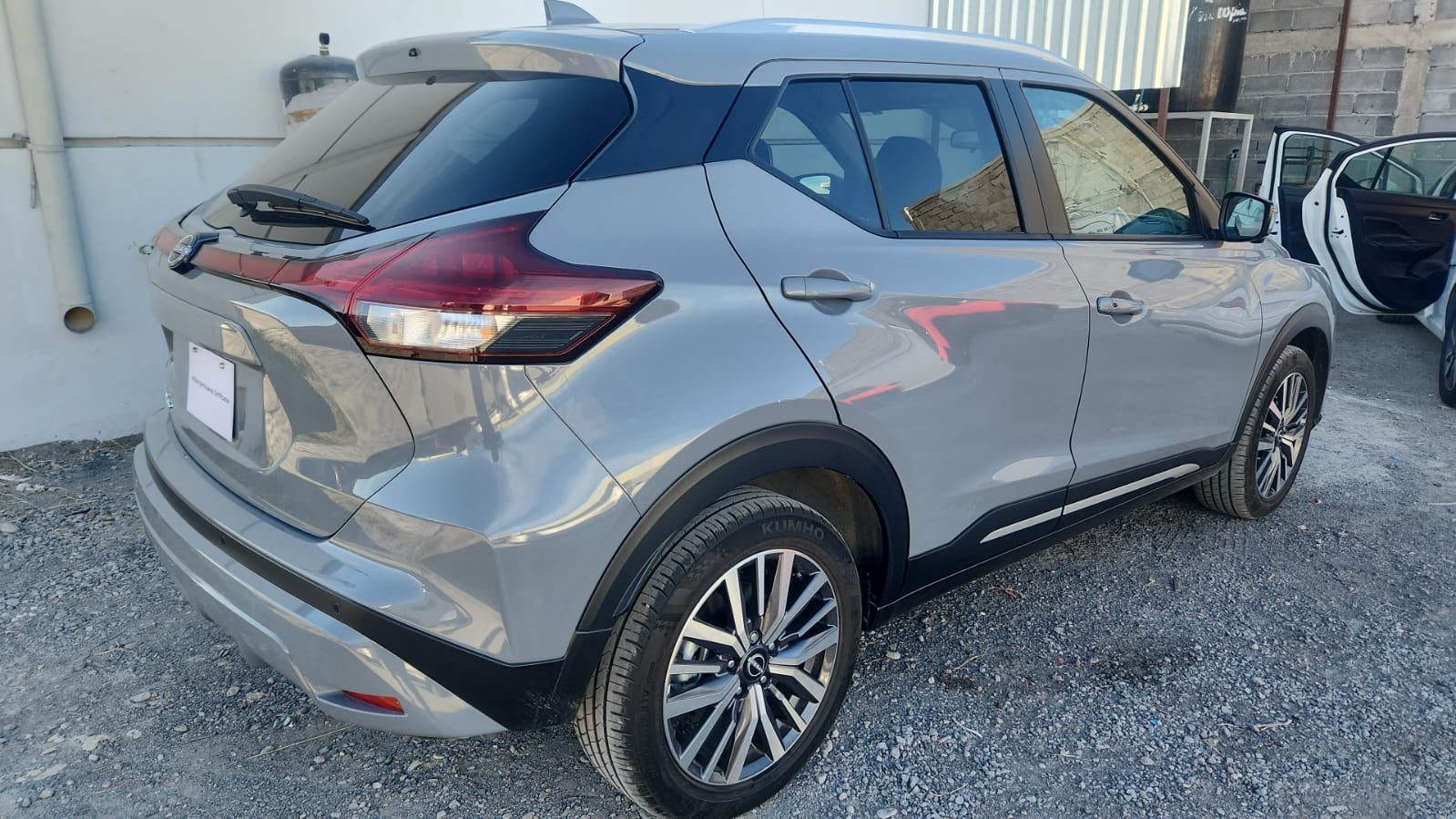 2024 Nissan Kicks VUD 5 pts. Exclusive, 1.6l, TA, a/ac. Aut., piel, GPS, RA-17 (línea anterior)