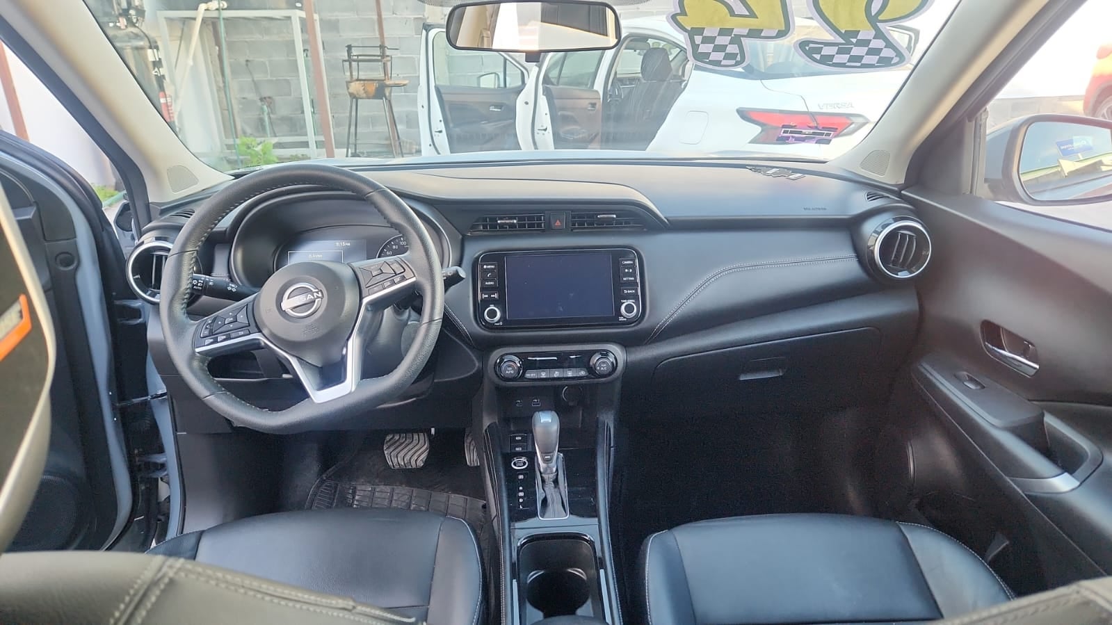 2024 Nissan Kicks VUD 5 pts. Exclusive, 1.6l, TA, a/ac. Aut., piel, GPS, RA-17 (línea anterior)
