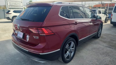 2018 Volkswagen Tiguan VUD 5 pts. Highline, 2.0T, DSG, piel, f. led, RA-19, 4x4 (línea nueva)