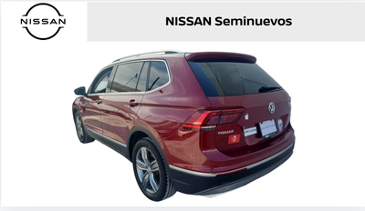 2018 Volkswagen Tiguan VUD 5 pts. Highline, 2.0T, DSG, piel, f. led, RA-19, 4x4 (línea nueva)