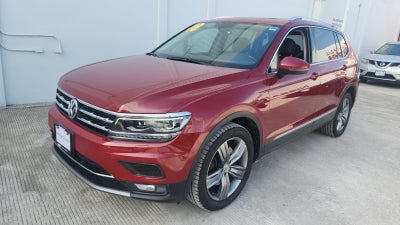 2018 Volkswagen Tiguan VUD 5 pts. Highline, 2.0T, DSG, piel, f. led, RA-19, 4x4 (línea nueva)