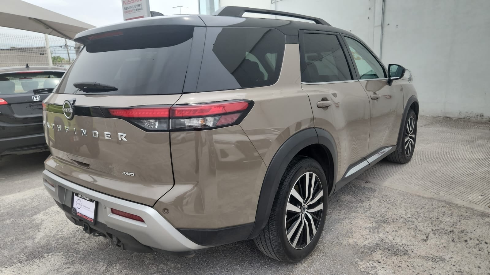 2023 Nissan Pathfinder VUD 5 pts. Platinum, 3.5l, TA, piel premium, RA-20, 4x4 (línea nueva)