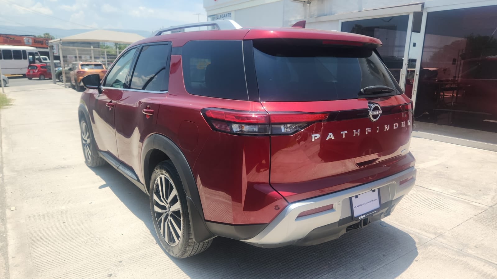 2025 Nissan Pathfinder VUD 5 pts. Platinum, 3.5l, TA, piel premium, RA-20, 4x4