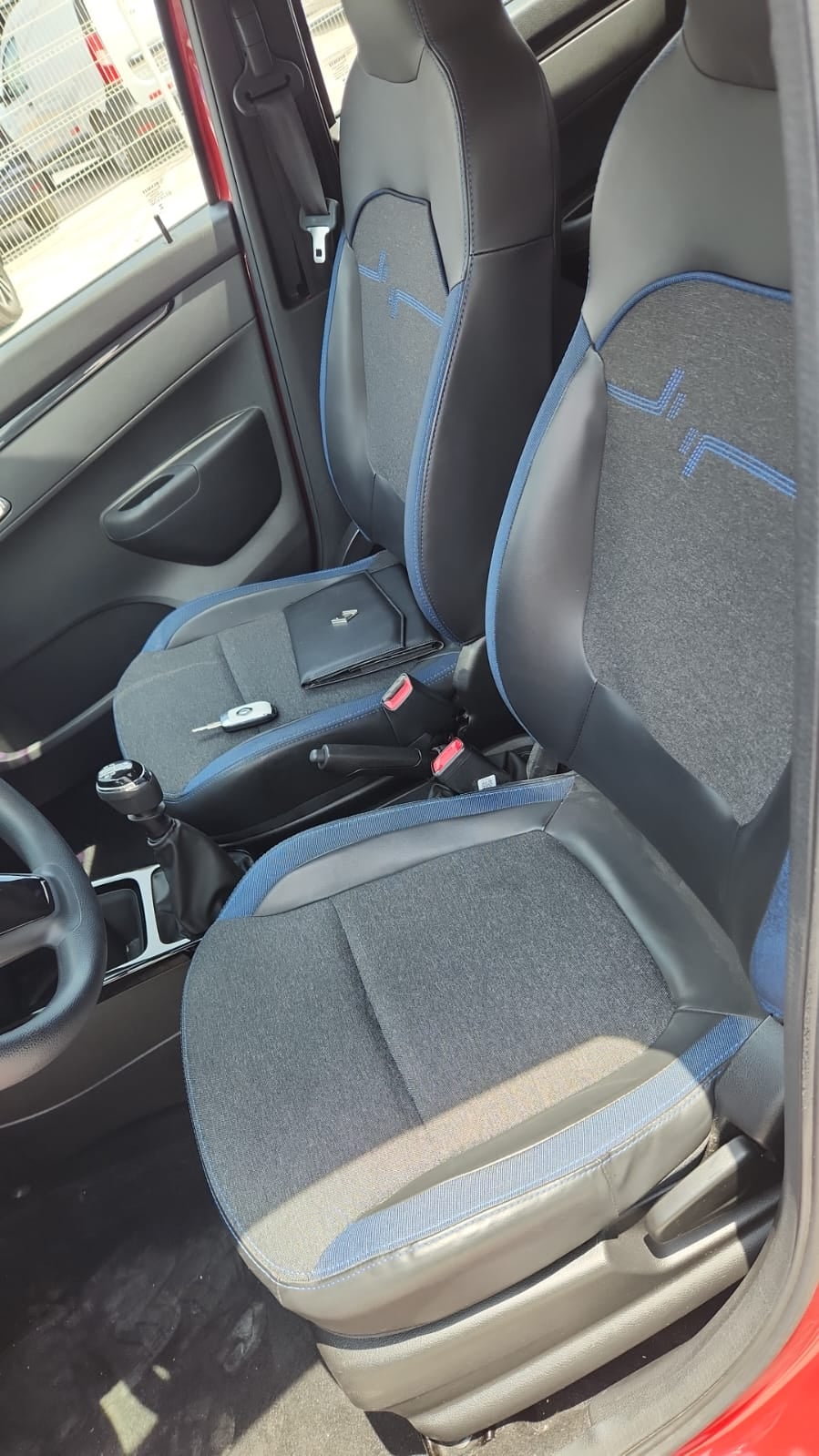 2025 Renault Kwid 5 pts. HB Iconic, TM5, a/ac., pantalla touch 8