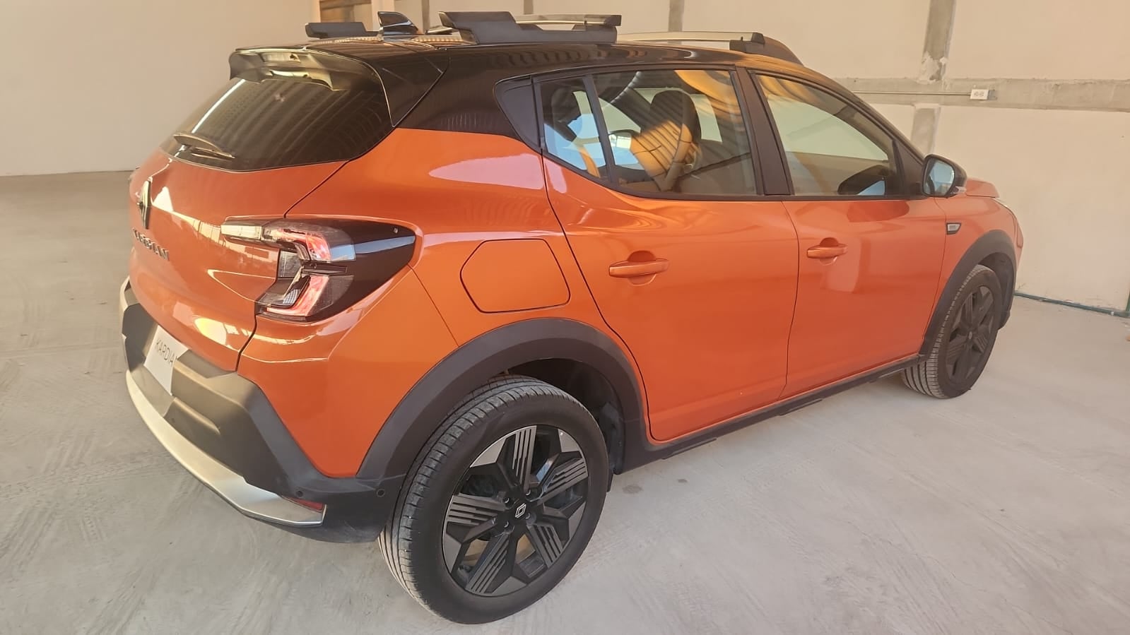 2025 Renault Kardian VUD 5 pts. Premiere Edition, 1.0T, TA, a/ac., f. niebla, RA-17 bitono