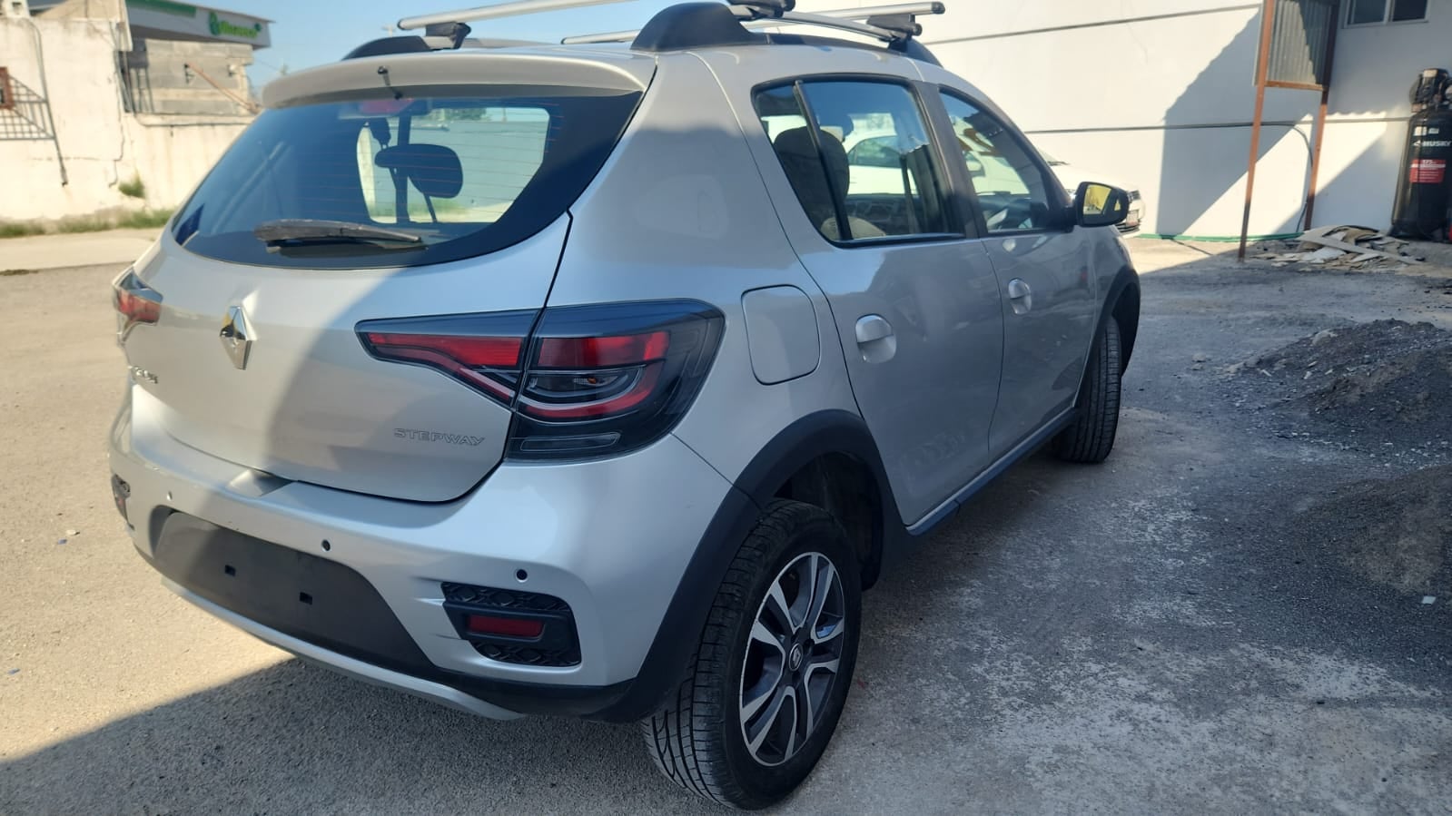 2024 Renault Sandero y Stepway 5 pts. HB Stepway Intens, 1.6l, TM5, a/ac., cámara reversa, RA-16