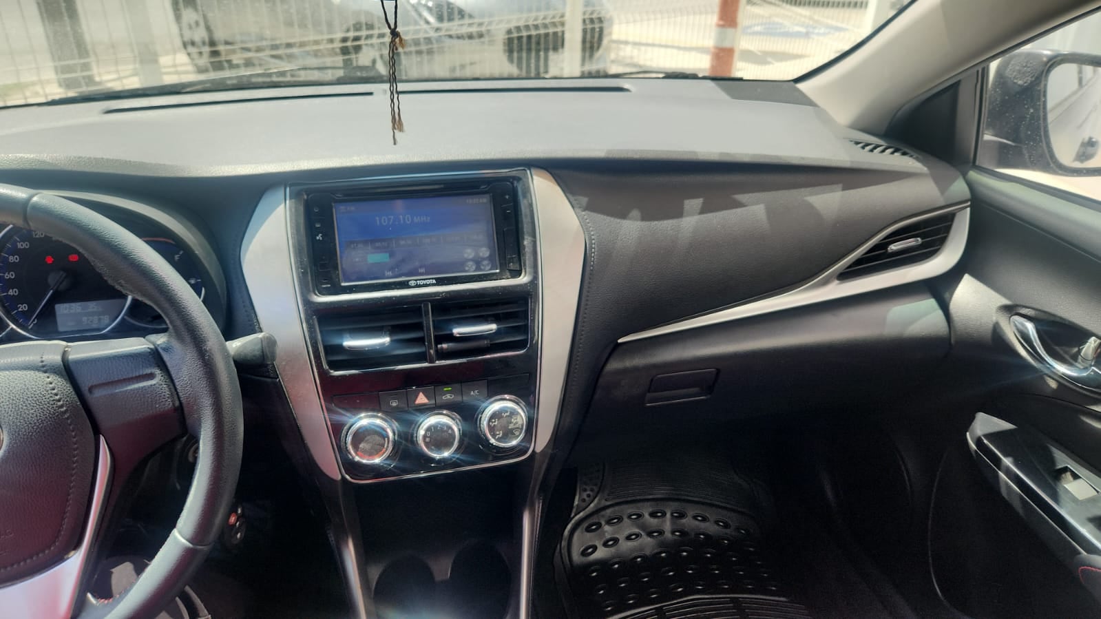 2020 Toyota Yaris 4 pts. S, TM5, a/ac., astos. deportivos, f. niebla, RA-15