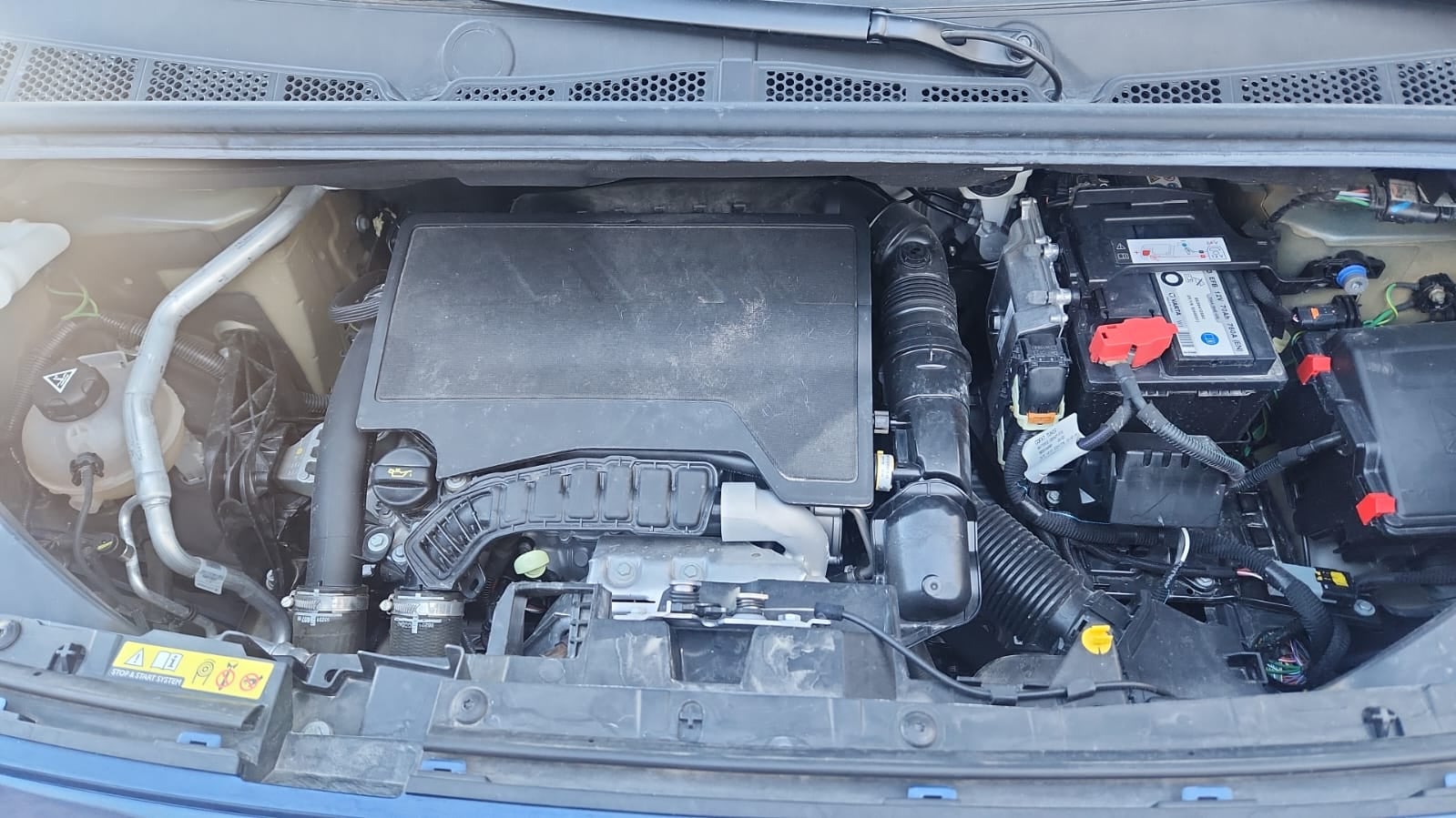 2025 Peugeot Rifter Minivan 5 pts. GT PureTech, 1.2T, TA, a/ac., 7 pas., R-16 (línea anterior)